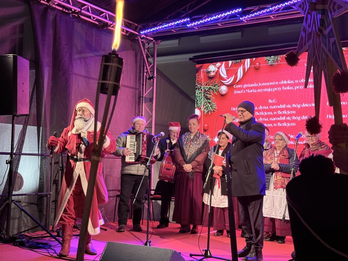 Świąteczny jarmark wystartował paradą Mikołajów