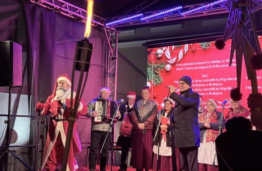 Świąteczny jarmark wystartował paradą Mikołajów
