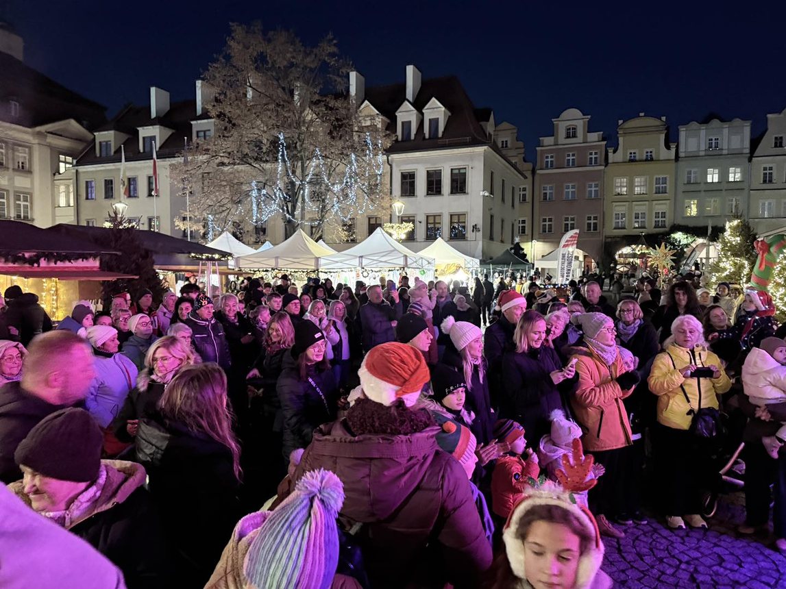 Świąteczny jarmark wystartował paradą Mikołajów