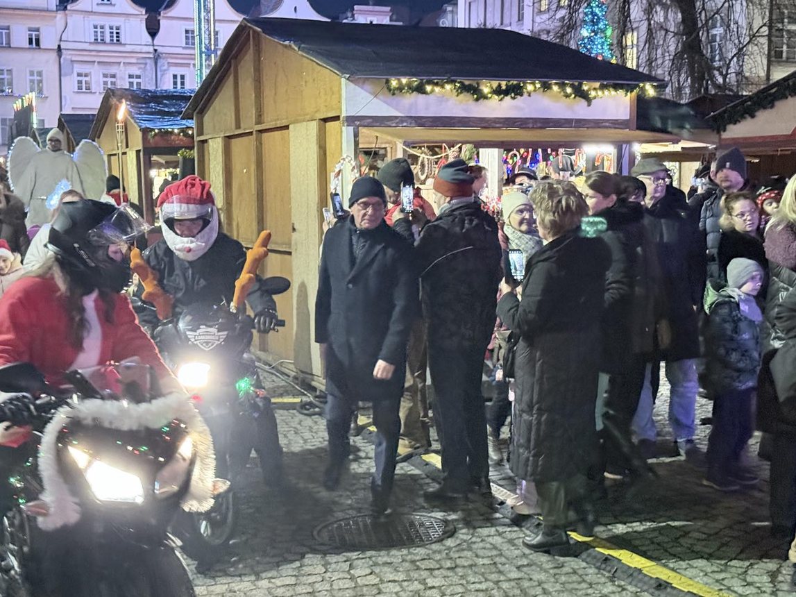 Świąteczny jarmark wystartował paradą Mikołajów