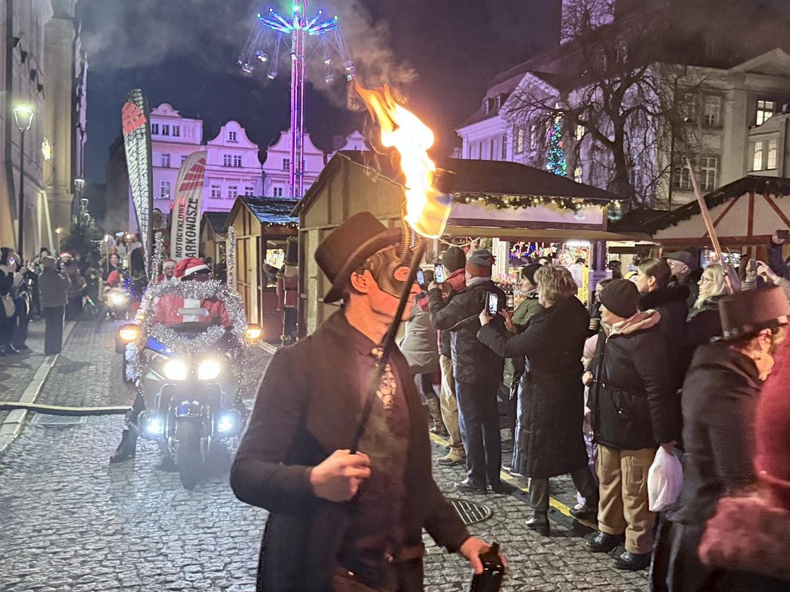 Świąteczny jarmark wystartował paradą Mikołajów