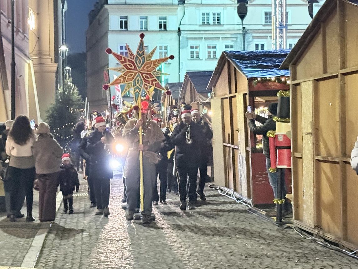 Świąteczny jarmark wystartował paradą Mikołajów