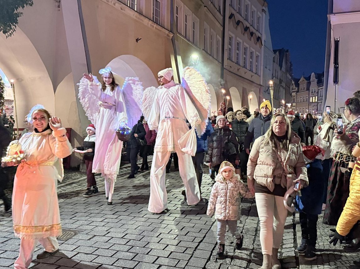 Świąteczny jarmark wystartował paradą Mikołajów