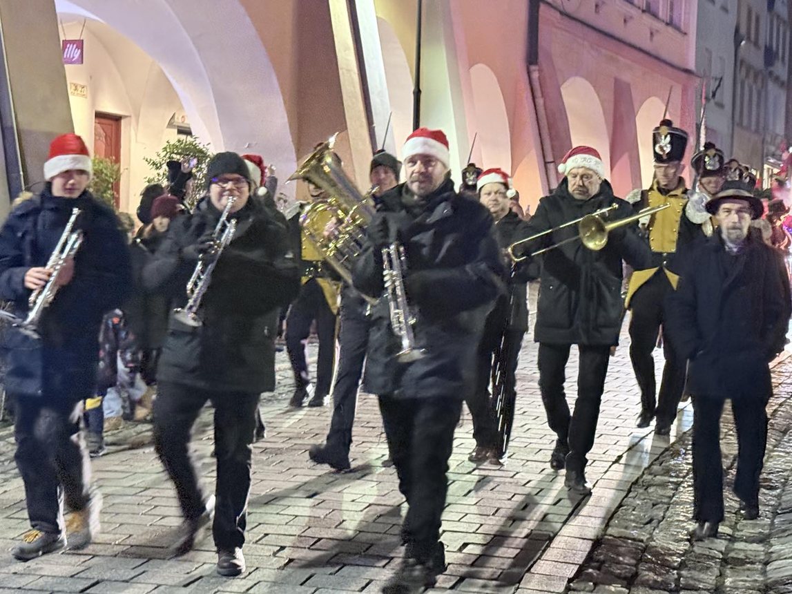 Świąteczny jarmark wystartował paradą Mikołajów