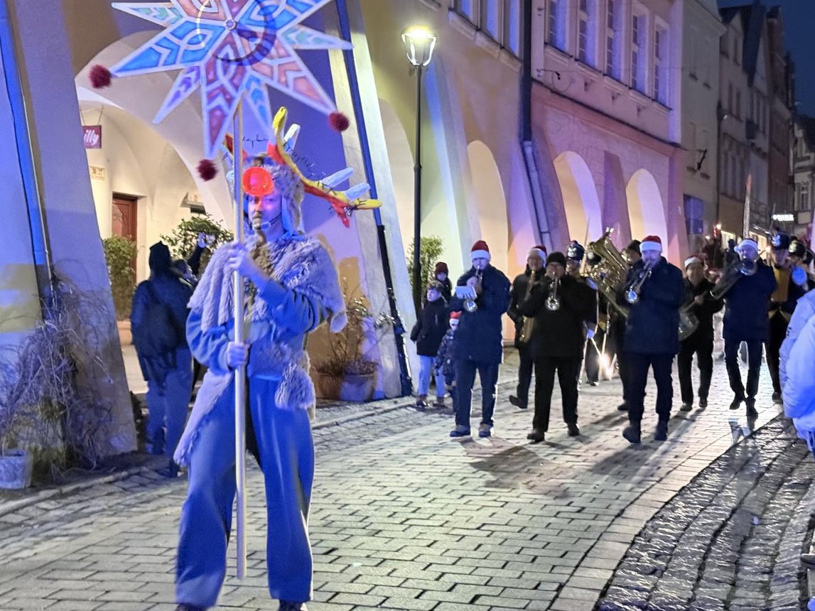 Świąteczny jarmark wystartował paradą Mikołajów