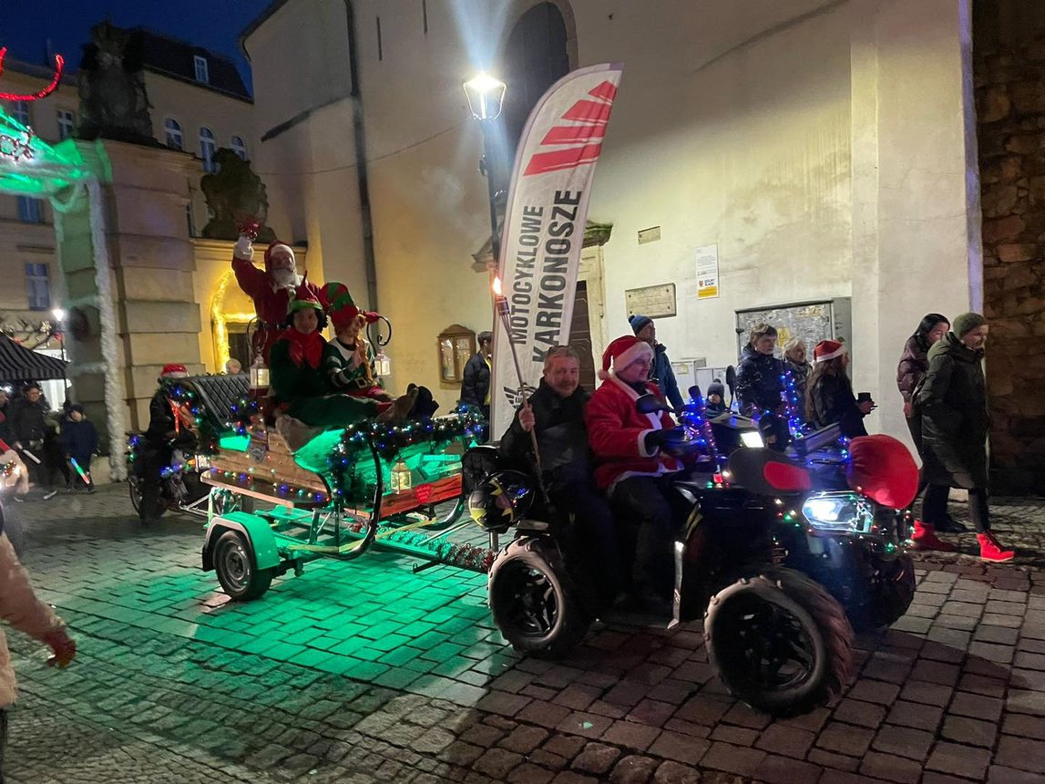 Świąteczny jarmark wystartował paradą Mikołajów