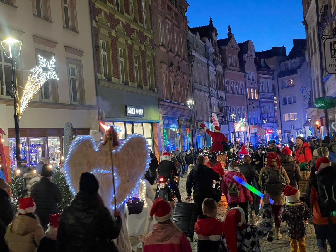 Świąteczny jarmark wystartował paradą Mikołajów