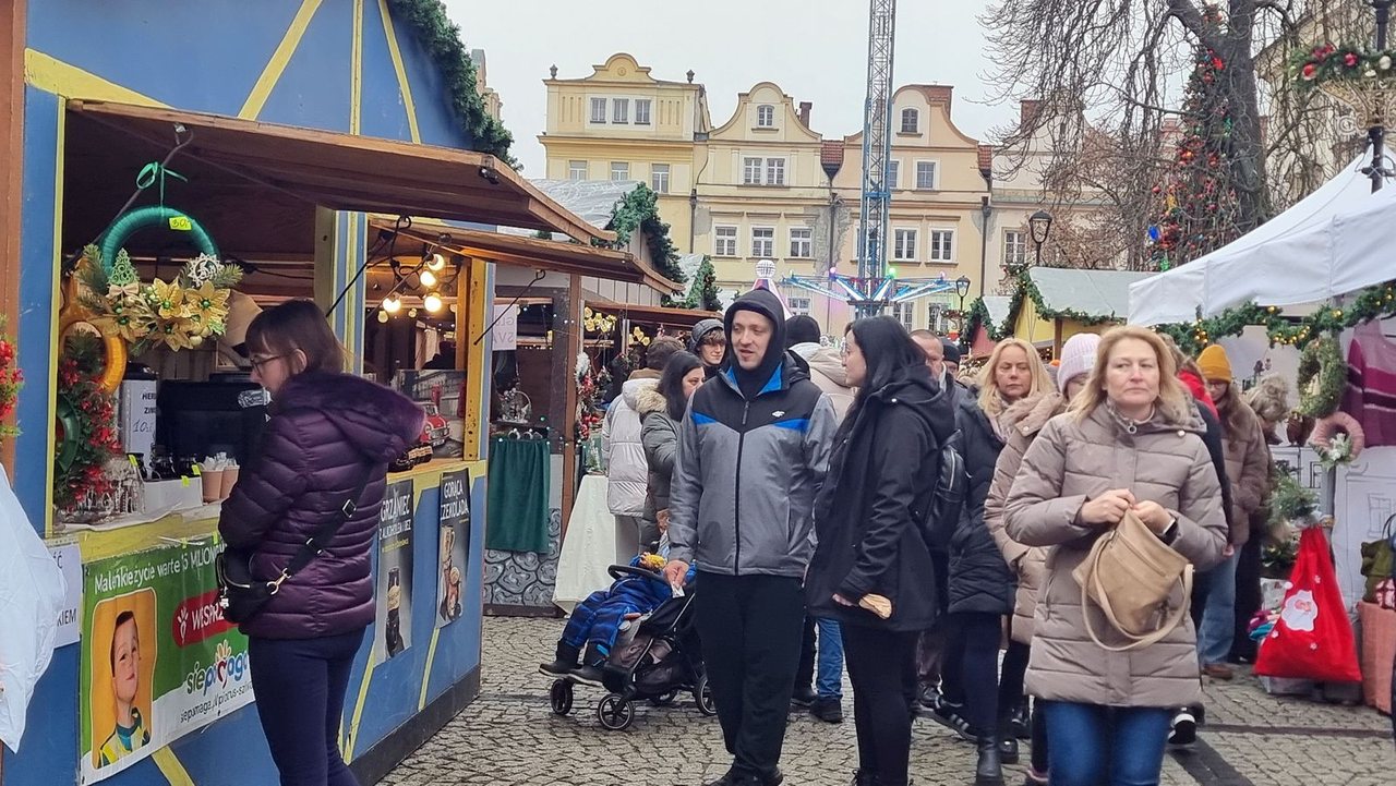 Świąteczne tłumy na Placu Ratuszowym