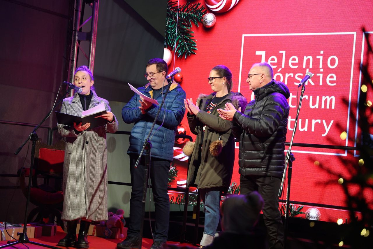Finał jarmarku: życzenia, paczki i poczęstunek
