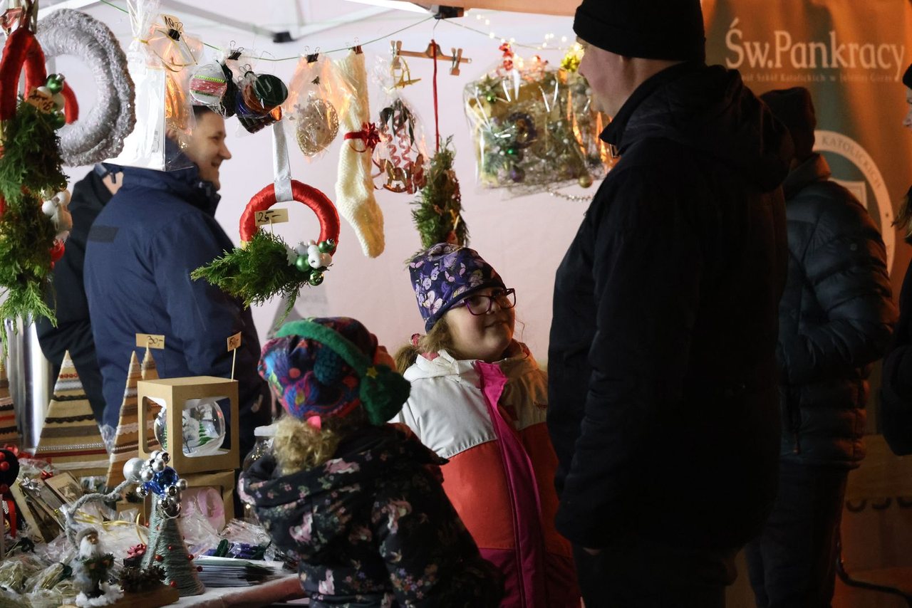 Finał jarmarku: życzenia, paczki i poczęstunek
