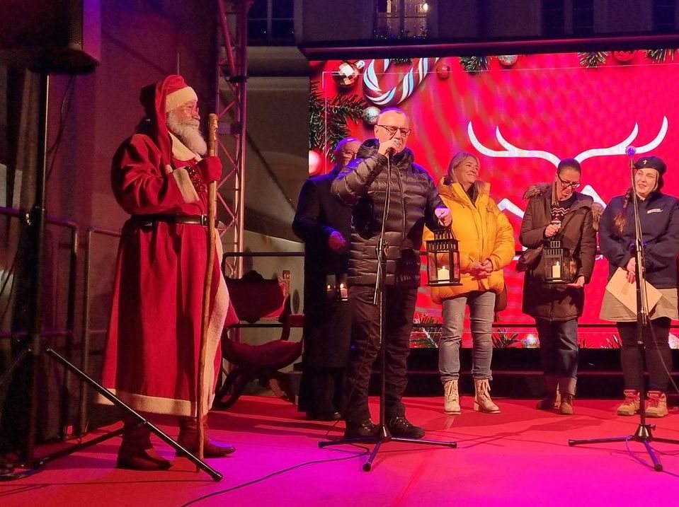 Finał jarmarku: życzenia, paczki i poczęstunek