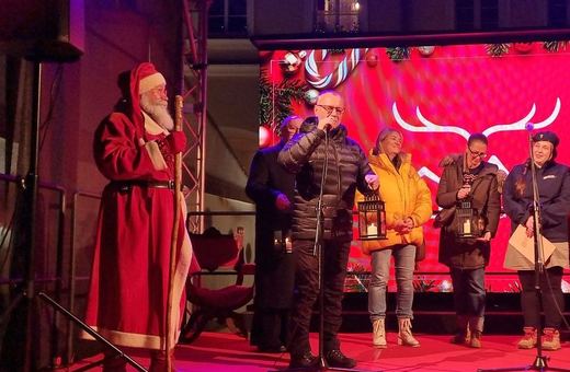 Finał jarmarku: życzenia, paczki i poczęstunek