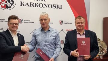 Umowa podpisana – powiat przebuduje boisko