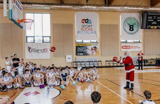 Rodem z NBA... Święty Mikołaj rzuca do kosza