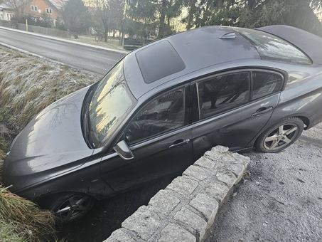 Wylądował w rowie