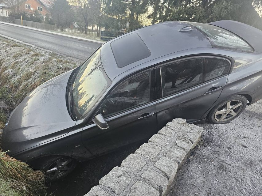 Wylądował w rowie
