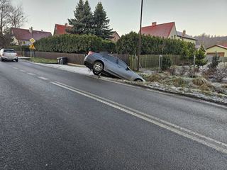 Wylądował w rowie