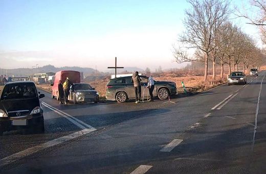 Kolizja przy skręcie w Łomnicy