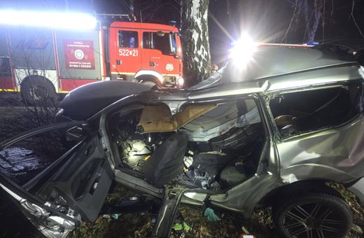 Samochód uderzył w drzewo, dwie osoby nie żyją