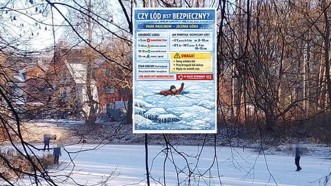 Rodzice z dzieckiem na stawie w Parku Paulinum