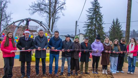 Aż 10 osób otwierało plac zabaw