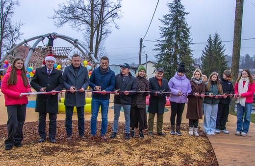 Aż 10 osób otwierało plac zabaw