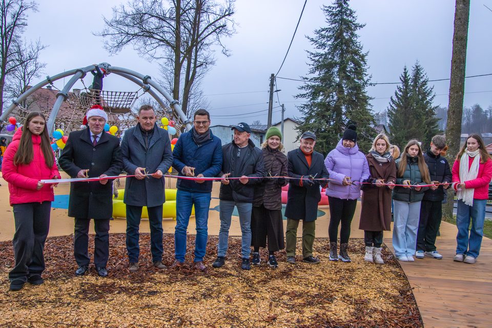 Aż 10 osób otwierało plac zabaw