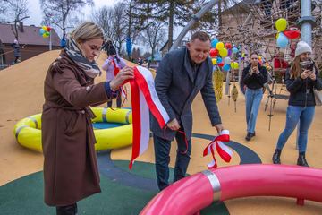 Aż 10 osób otwierało plac zabaw