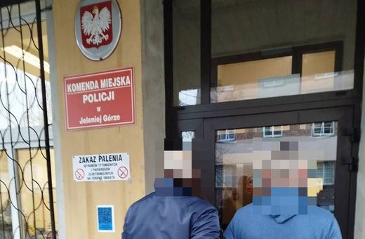 Zatrzymany 43–latek podejrzany o rozbój na parkingu sklepowym