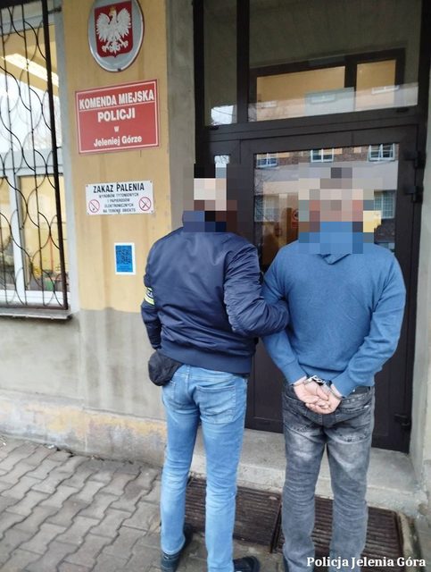 Zatrzymany 43–latek podejrzany o rozbój na parkingu sklepowym