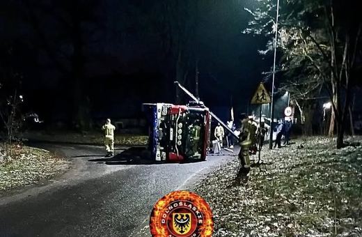Wóz strażacki przewrócił się w czasie akcji