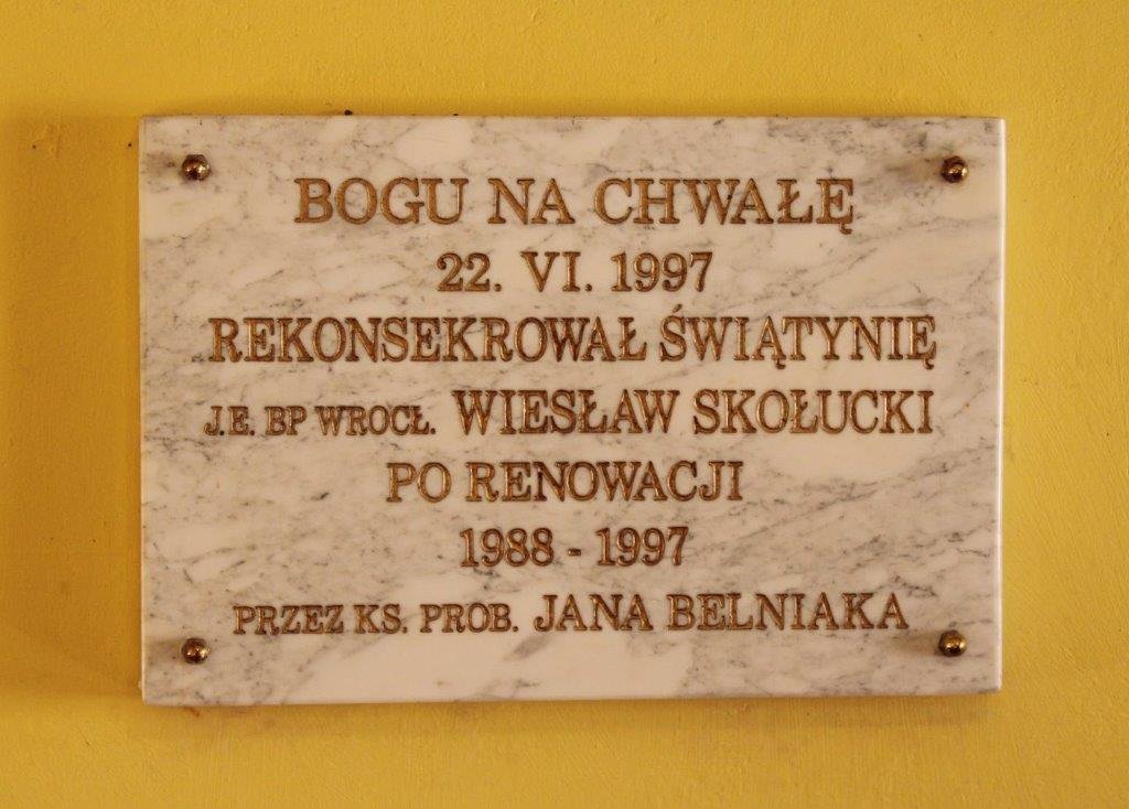 Tablica przy ołtarzu głównym
