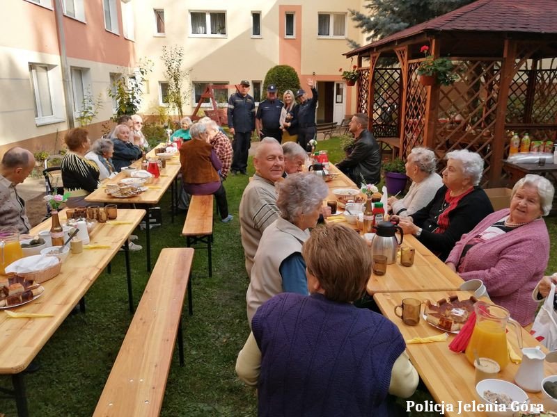 mundurowi-z-wizyta-u-seniorow-100157
