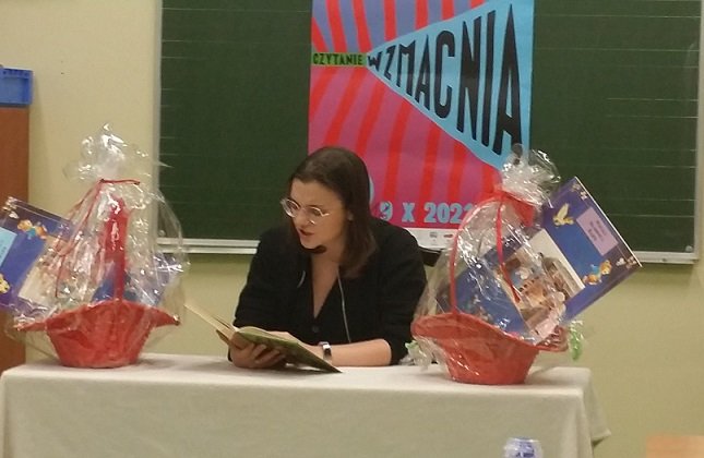 aktorka-zuzanna-uczak-czytaa-dzieciom-w-sp7-100299