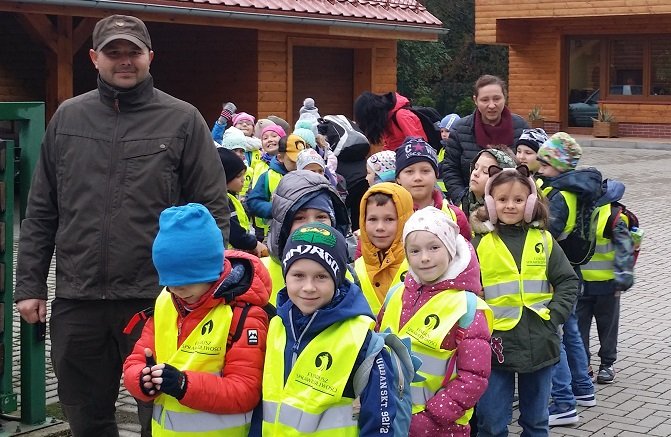 lesnym-zwierzetom-pomoga-przetrwac-zime-100321