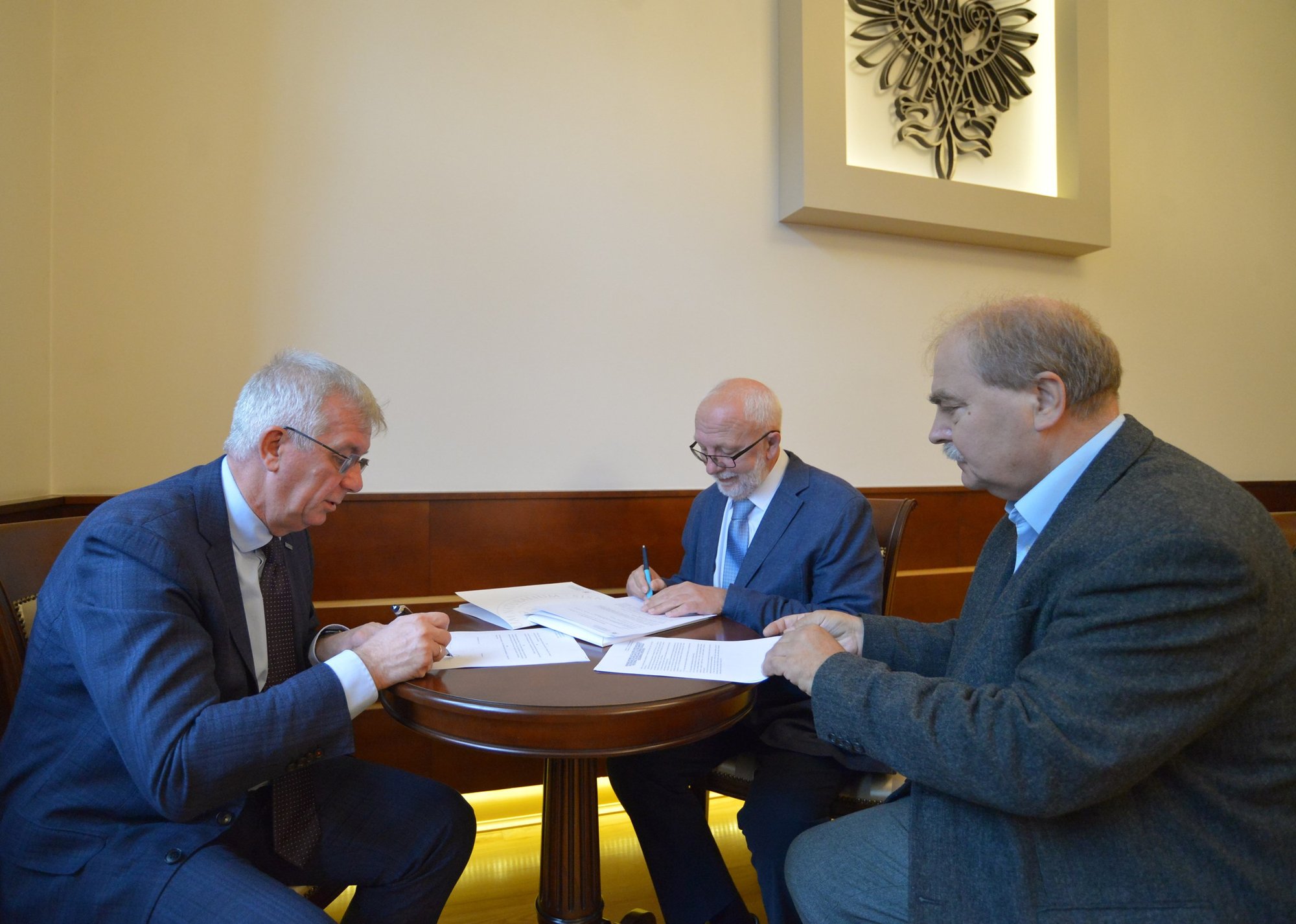 Rektor UPWr prof. Jarosław Bosy, prezes ZOO Wrocław Radosław Ratajszczak oraz dyrektor ds. hodowlanych Mirosław Piasecki podpisują porozumienie o współpracy/fot. Tomasz Lewandowski / UPWr
