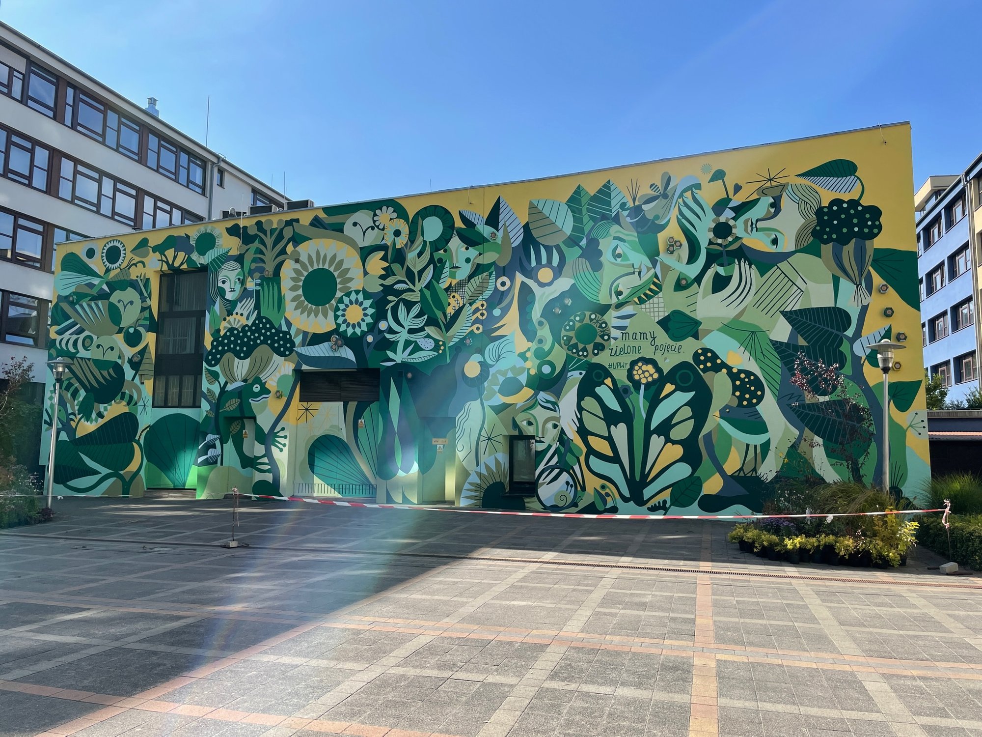 mural-z-mieszkaniem-dla-pszczo-murarek-100380
