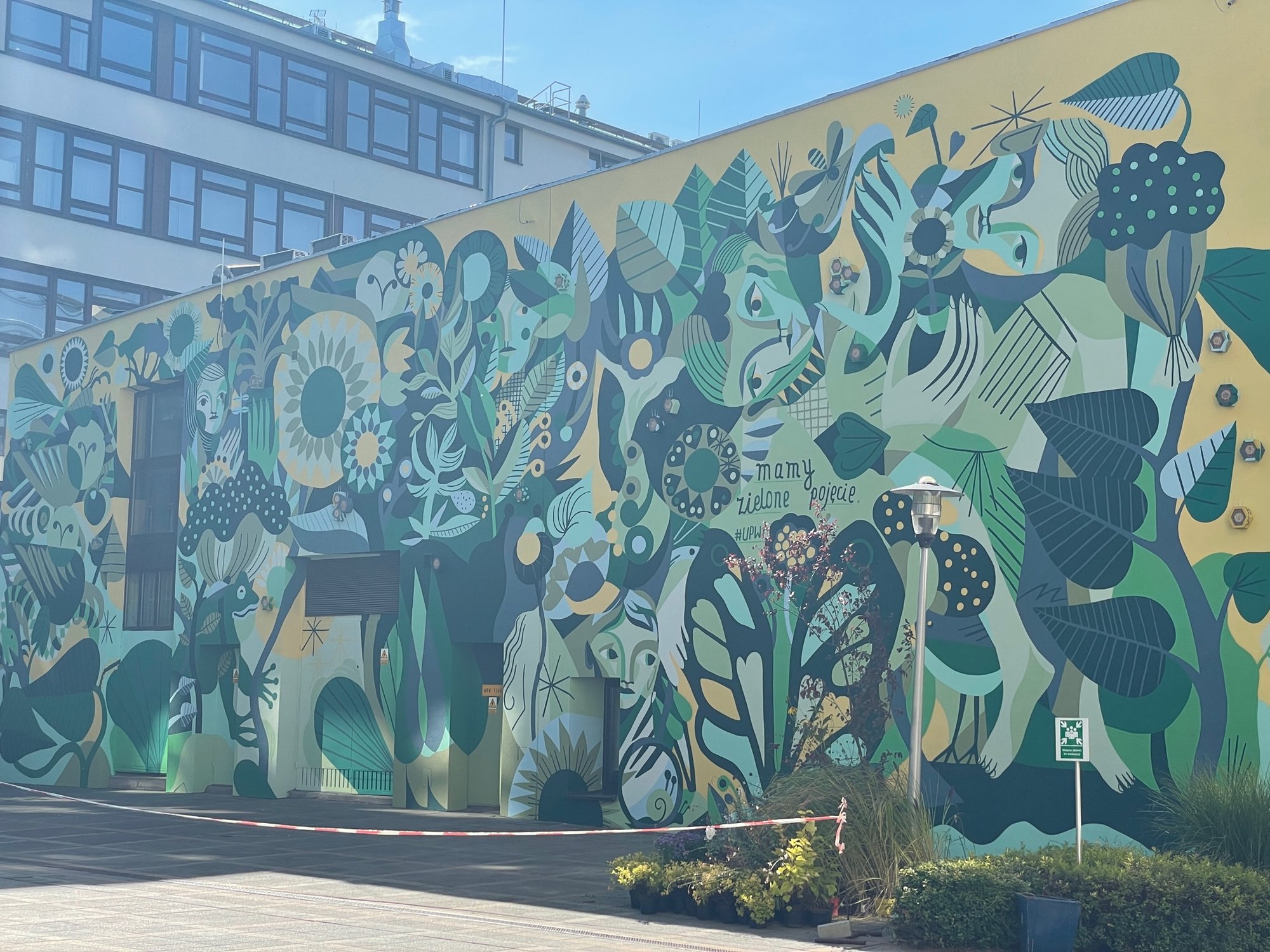 mural-z-mieszkaniem-dla-pszczo-murarek-100380