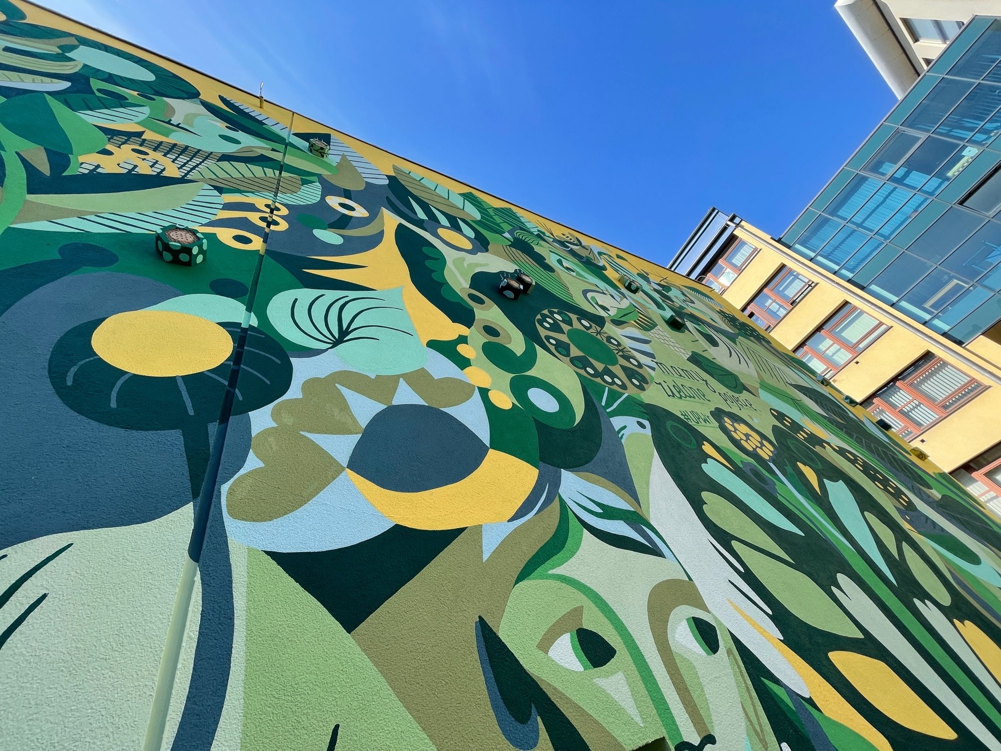 mural-z-mieszkaniem-dla-pszczo-murarek-100380