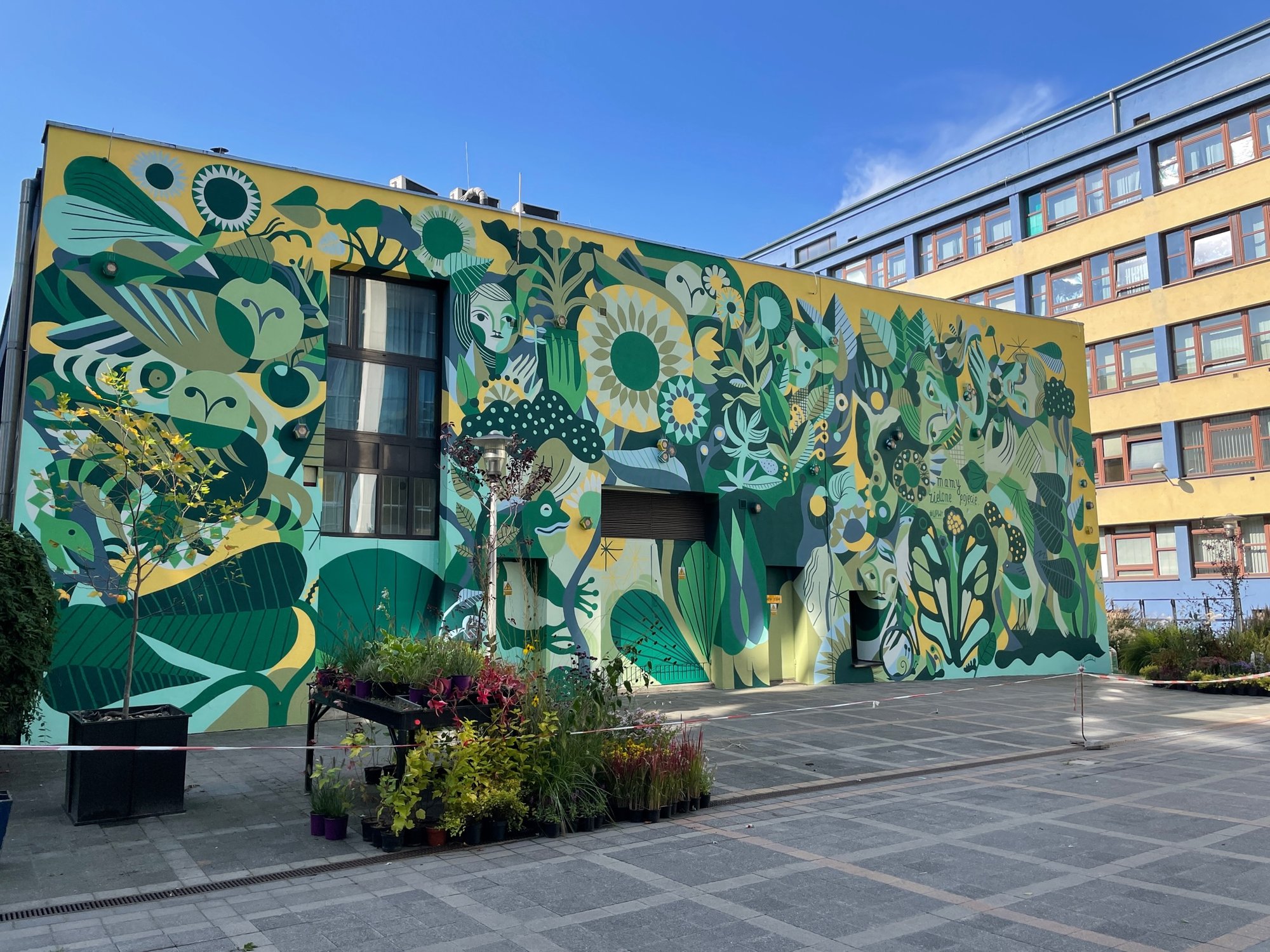 mural-z-mieszkaniem-dla-pszczo-murarek-100380