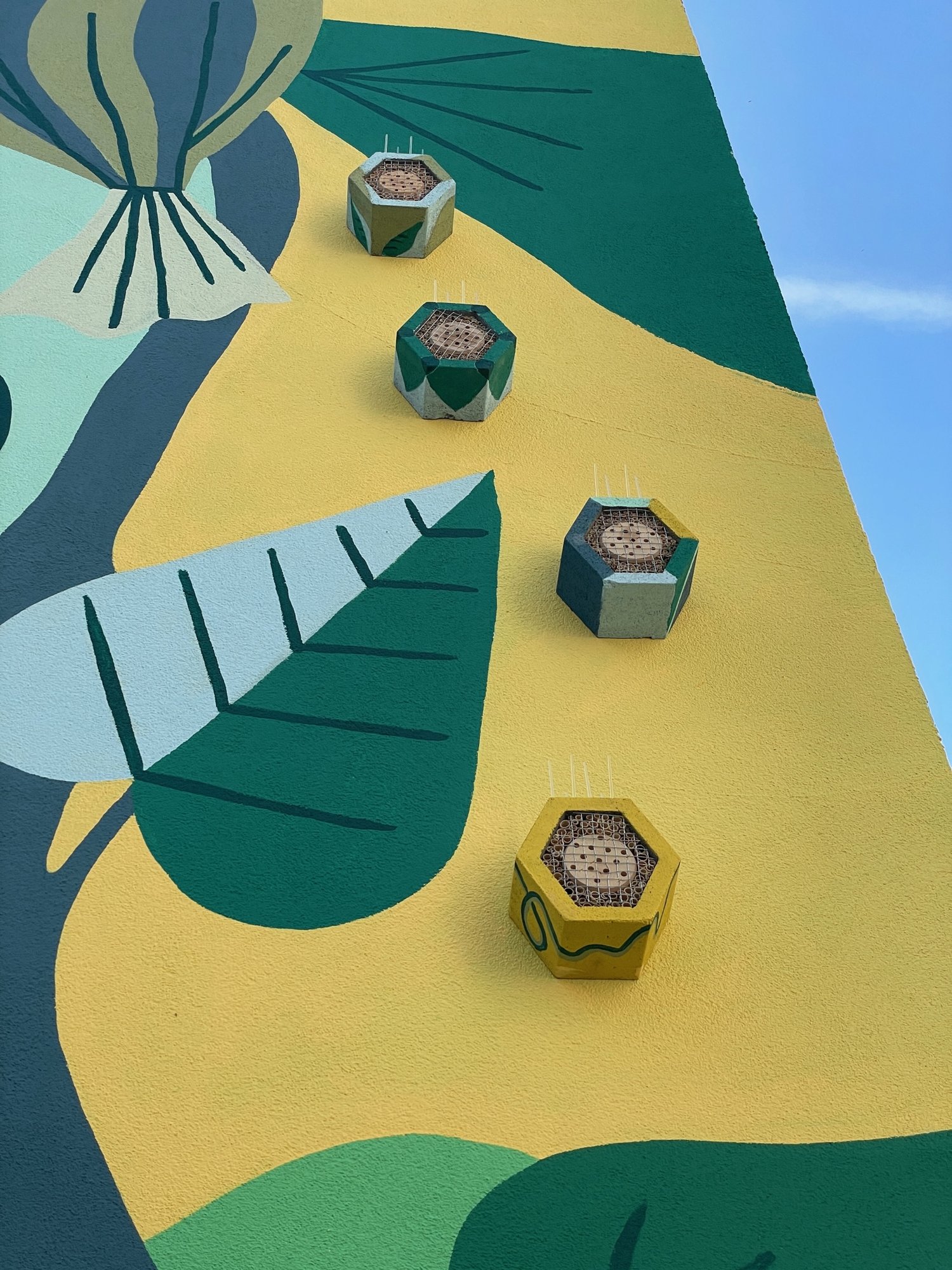 mural-z-mieszkaniem-dla-pszczo-murarek-100380
