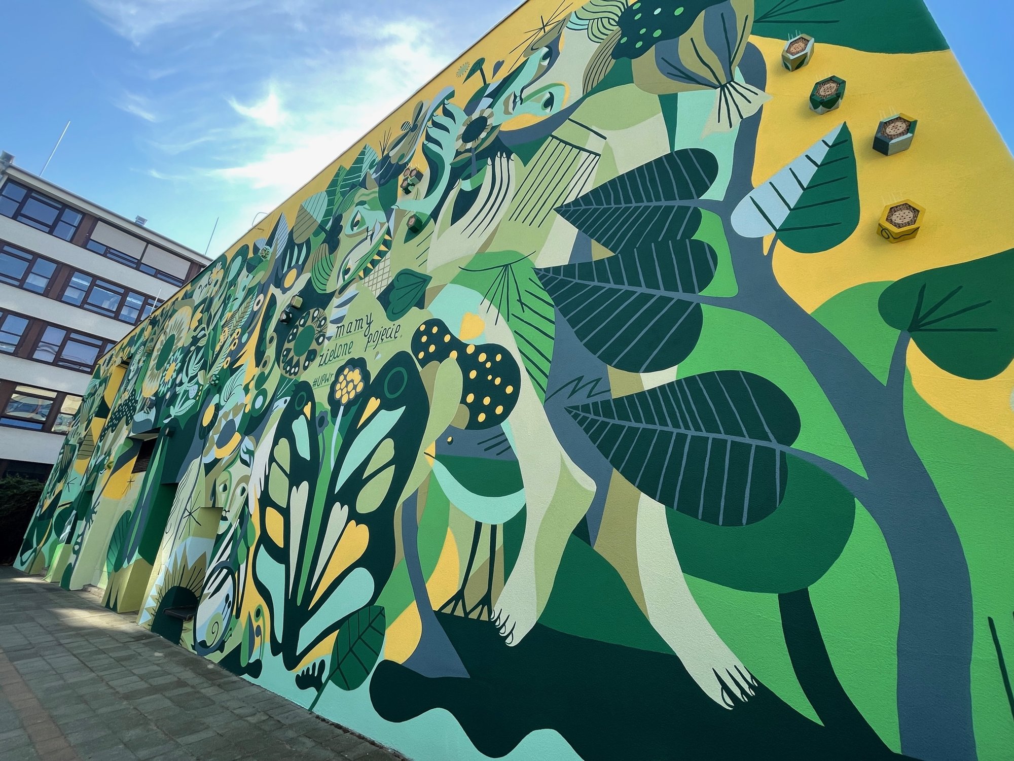 mural-z-mieszkaniem-dla-pszczo-murarek-100380