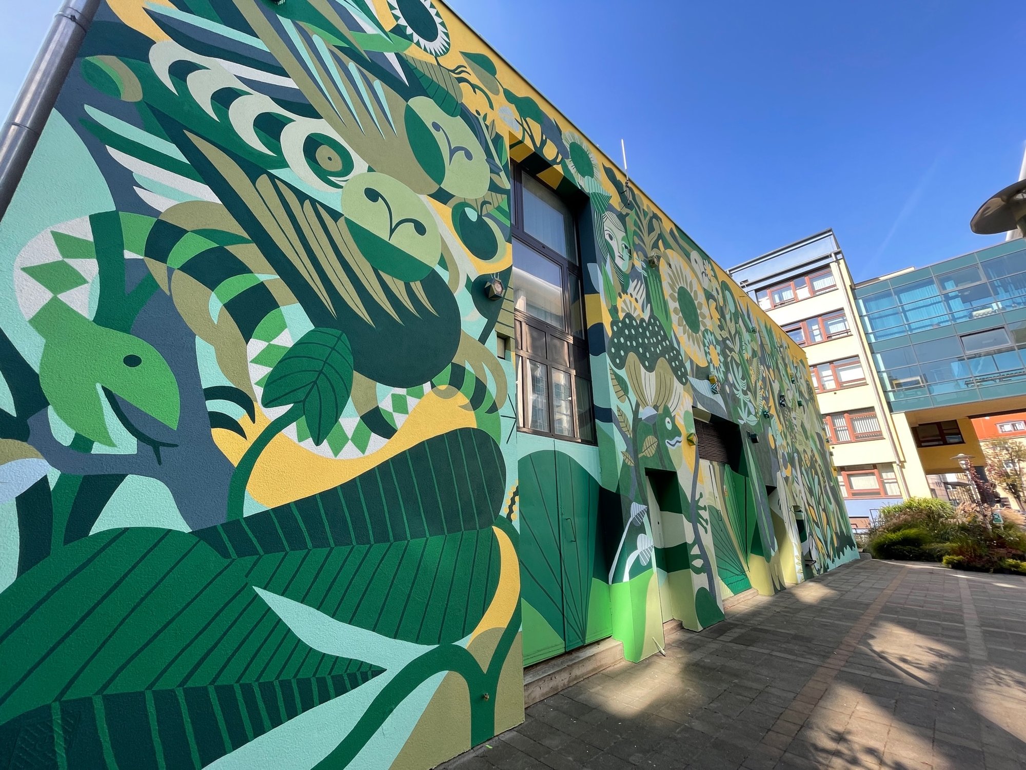 mural-z-mieszkaniem-dla-pszczo-murarek-100380