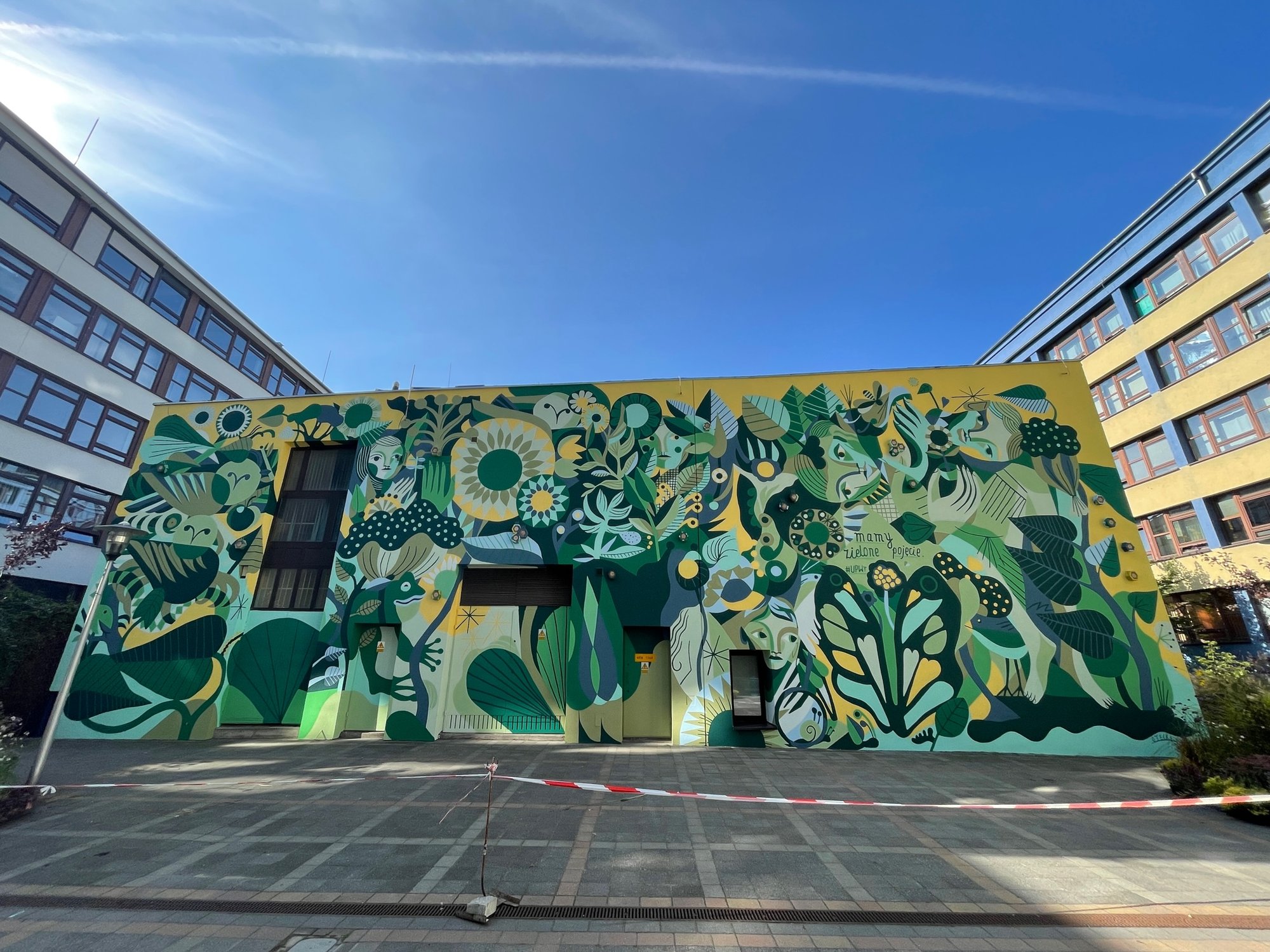 mural-z-mieszkaniem-dla-pszczo-murarek-100380