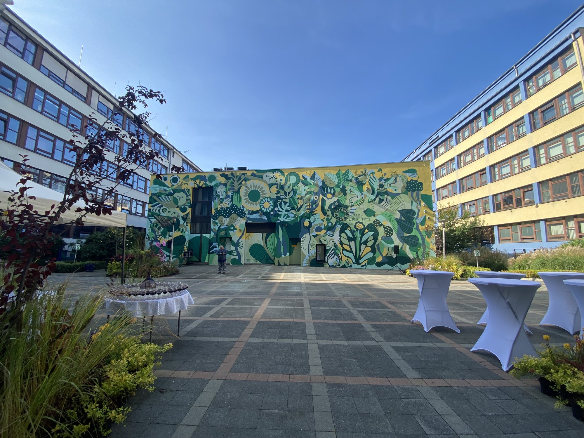 mural-z-mieszkaniem-dla-pszczo-murarek-100380