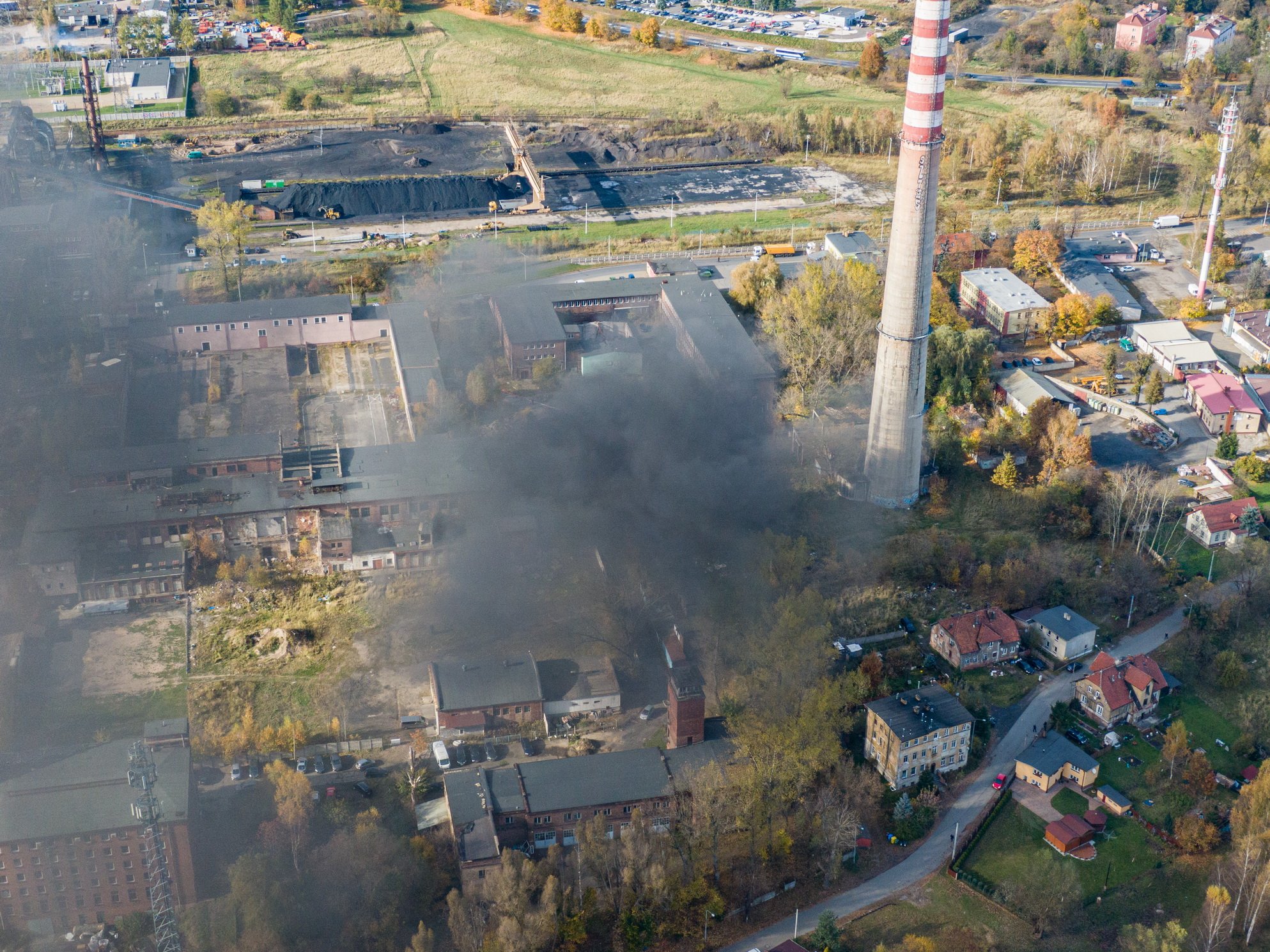 pozar-w-opuszczonej-hali-fabrycznej-d-celwiskozy-100578