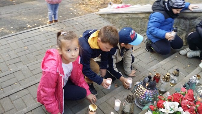 uczniowie-7-odwiedzili-mogiy-bohaterow-100708