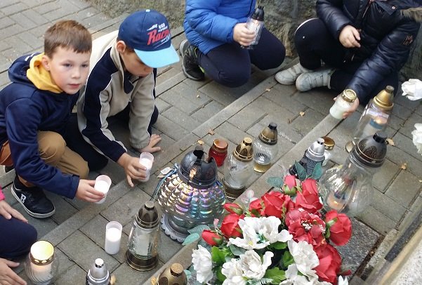 uczniowie-7-odwiedzili-mogiy-bohaterow-100708