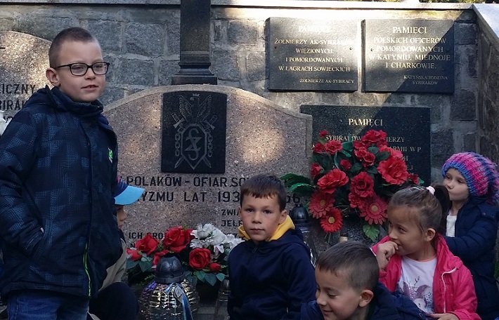 uczniowie-7-odwiedzili-mogiy-bohaterow-100708