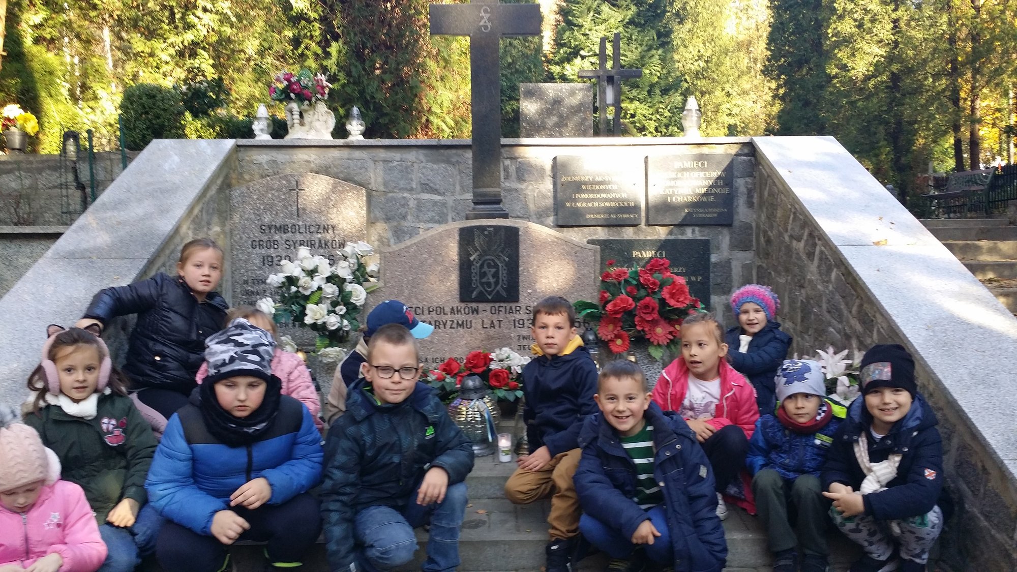 uczniowie-7-odwiedzili-mogiy-bohaterow-100708